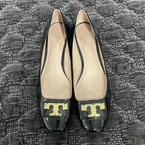 Black patent 1” heel dress shoes size 9.5. Excellent condition